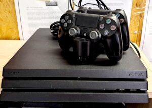Mängukonsool SONY PS4 PRO 1 TB +2 pulti